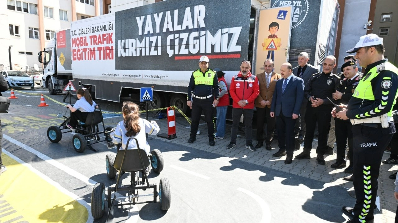 Trafik Haftası'nda &ouml;ğrencilere uygulamalı eğitim